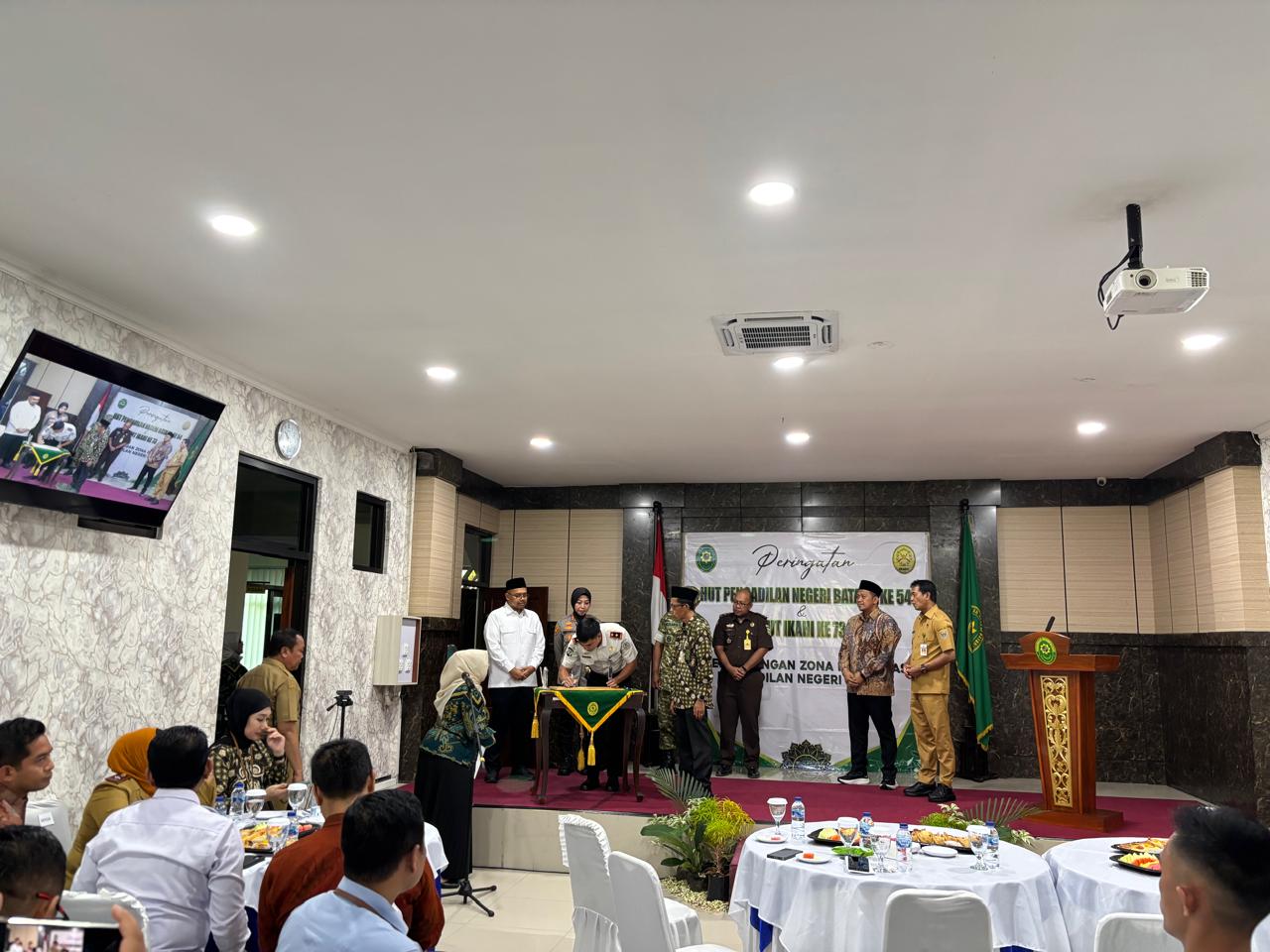 Wujudkan Pemerintahan Bersih, Kalapas Batang Hadiri Penandatanganan Pakta Integritas dan Perayaan HUT PN Batang