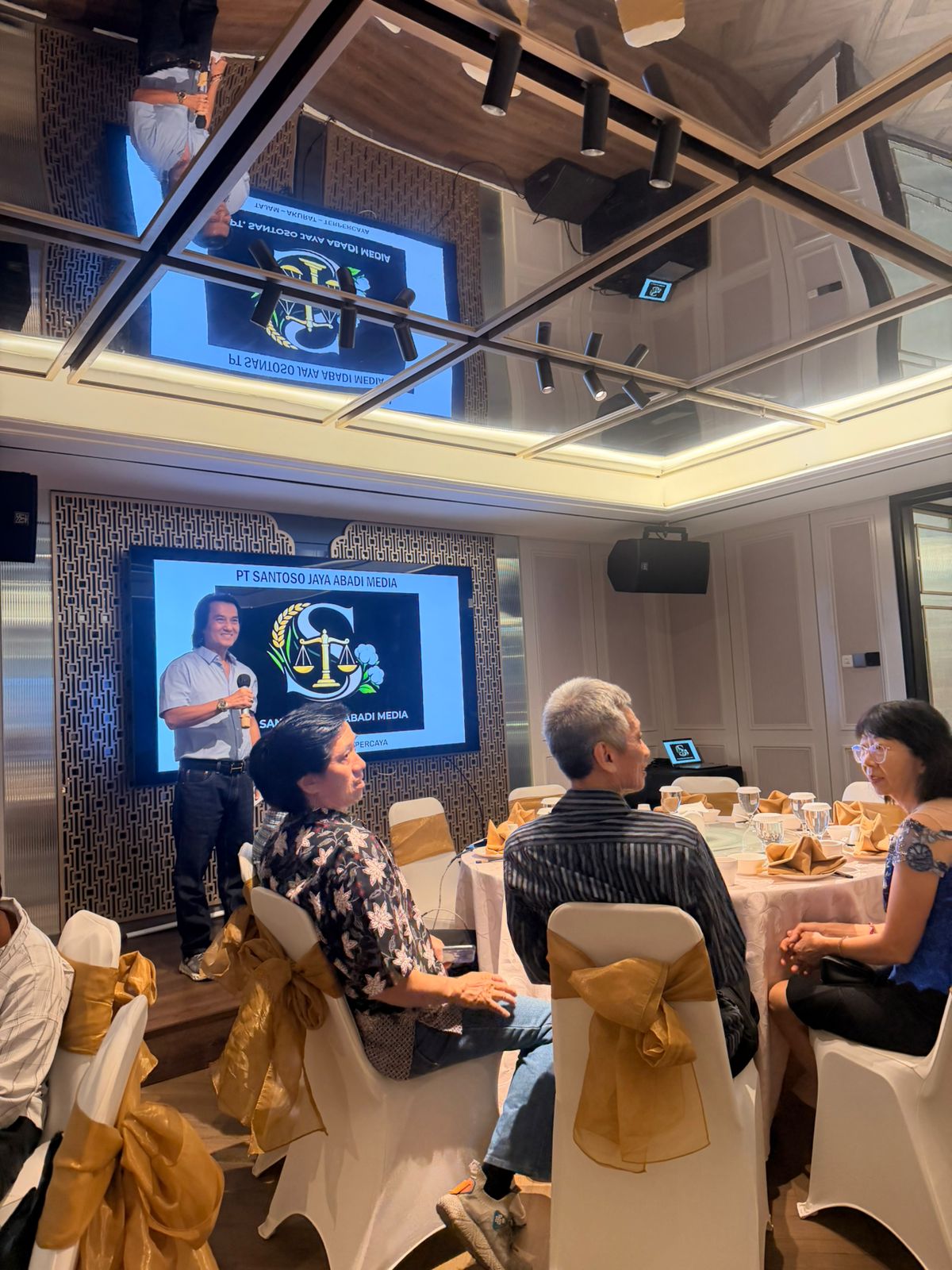 Di Tunjungan Plaza Surabaya PT. Santoso Jaya Abadi Media Gelar Peresmian dan HUT Dr. Lukas Santoso, S.H., M.H., M.Si