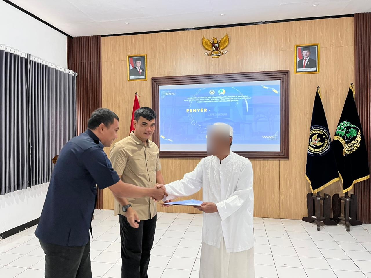 Lapas Batang Serahkan Remisi Khusus kepada Warga Binaan Lanjut Usia