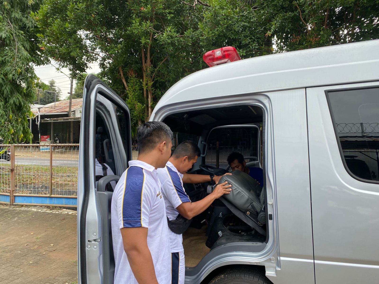 Pastikan Kesiapan Operasional, Kaur Umum Didampingi Staf KPLP Lapas Batang Lakukan Pengecekan Kendaraan Dinas