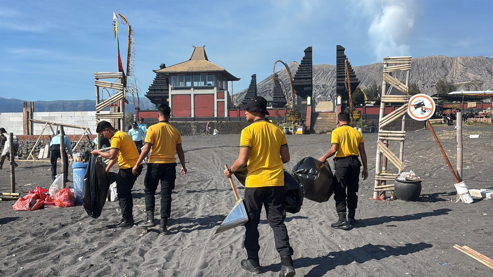 Polres Probolinggo Gelar Bakti Bersih di Gunung Bromo Usai Yadnya Kasada